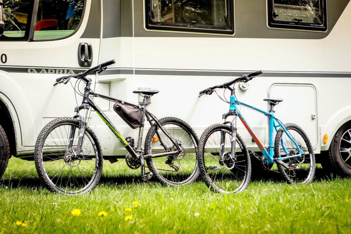 Anywhere Campers, Adria Matrix M670SL, 4-Bett Premium Wohnmobil, Fahrräder